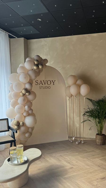 Vstup do štúdia s logom SAVOY STUDIO a balónmi