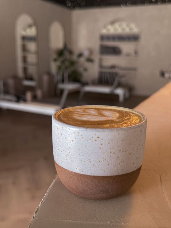 Cappuccino na pulte s výhľadom do sály