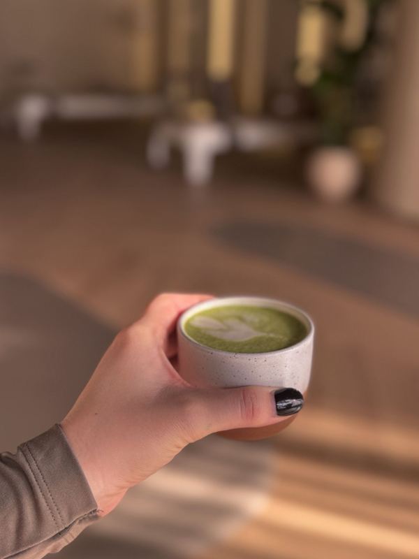 Matcha v ruke po lekcii